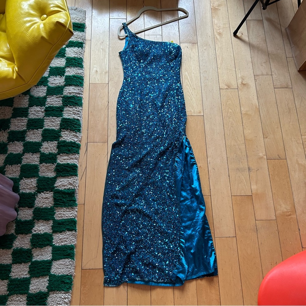 STUNNING SPARKLY ONE SHOULDER FLOOR GOWN IN BLUE